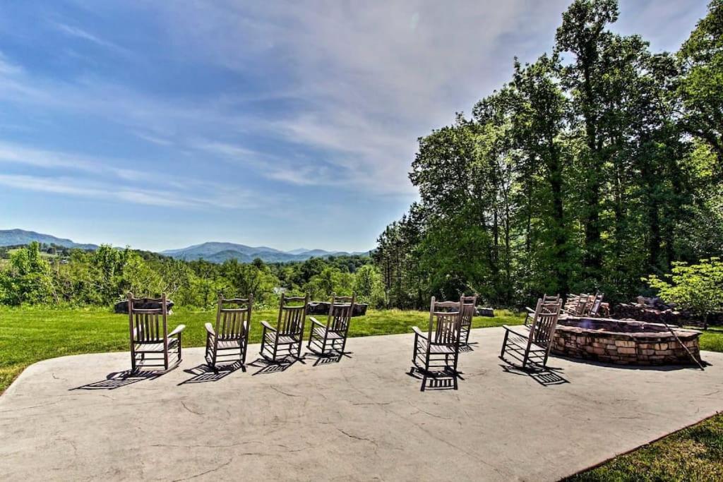 un groupe de chaises assises autour d'un foyer extérieur dans l'établissement Smokies Sanctuary with Mountain Views and Resort Perks, à Townsend