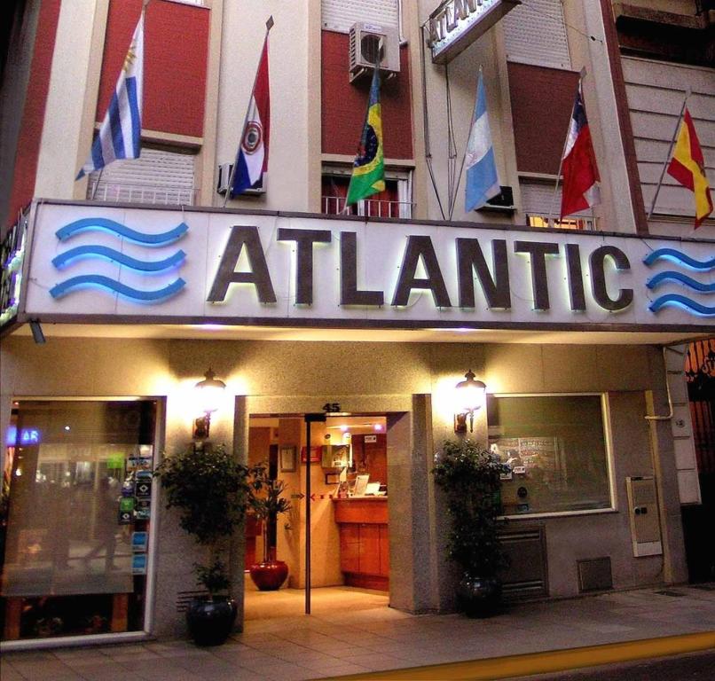 un restaurante con un cartel que lee en Atlantis en Gran Hotel Atlantic en Buenos Aires