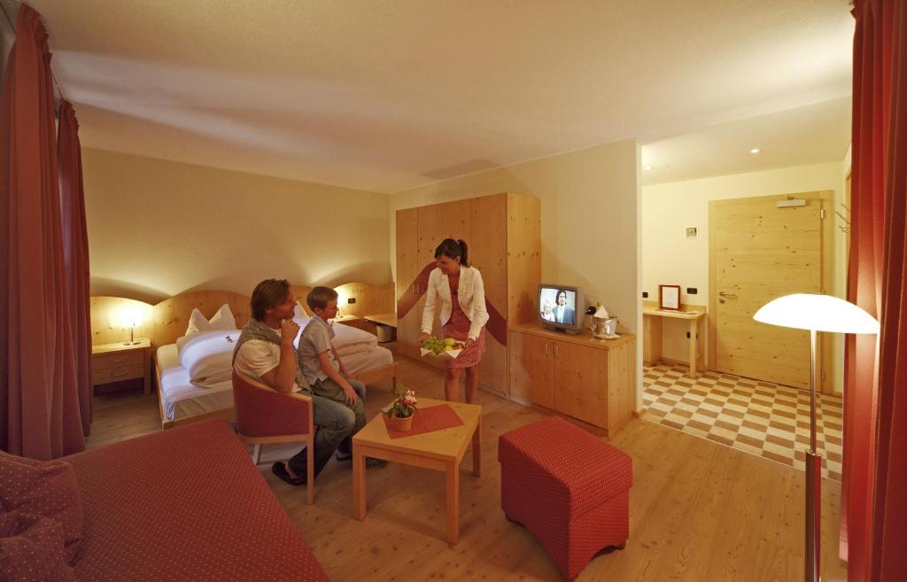 TV a/nebo společenská místnost v ubytování Hotel Dolomiten