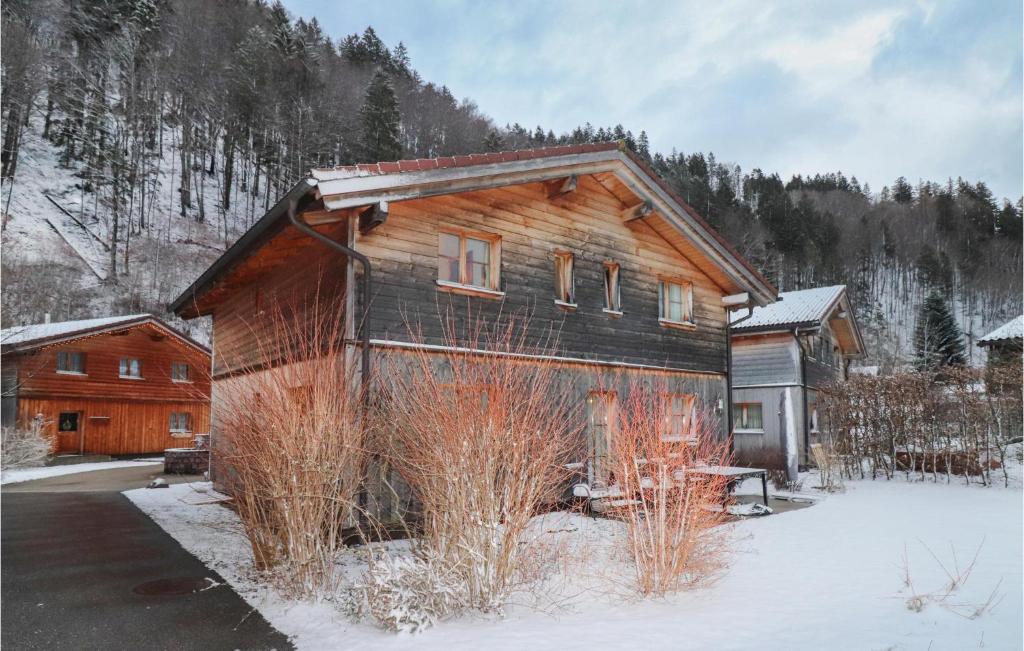 een houten huis met sneeuw op de grond bij Nice Home In Bartholomberg With Kitchen in Bartholomäberg