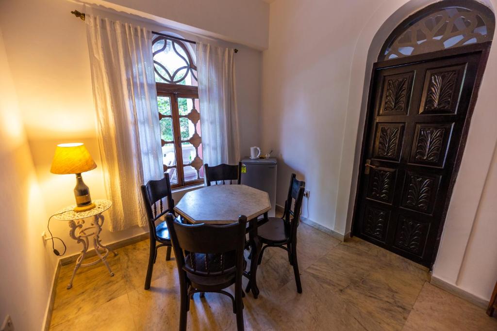 Фотография из галереи Marbella Guest House в городе Синкуэрим