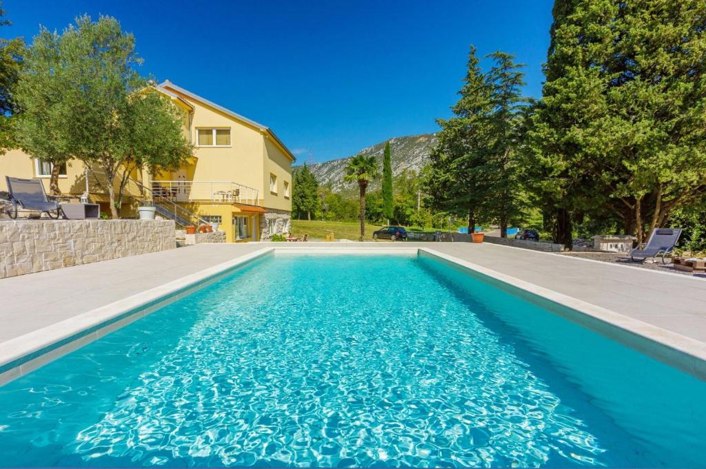 una piscina en el patio trasero de una casa en Emaris, en Tribalj