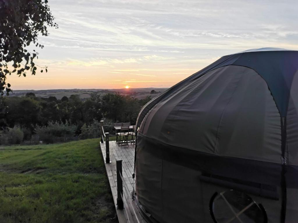 Východ nebo západ slunce při pohledu z luxury tent nebo okolí