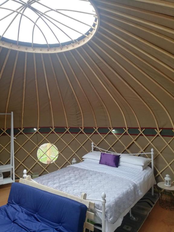 Postel nebo postele na pokoji v ubytování Looe Yurts