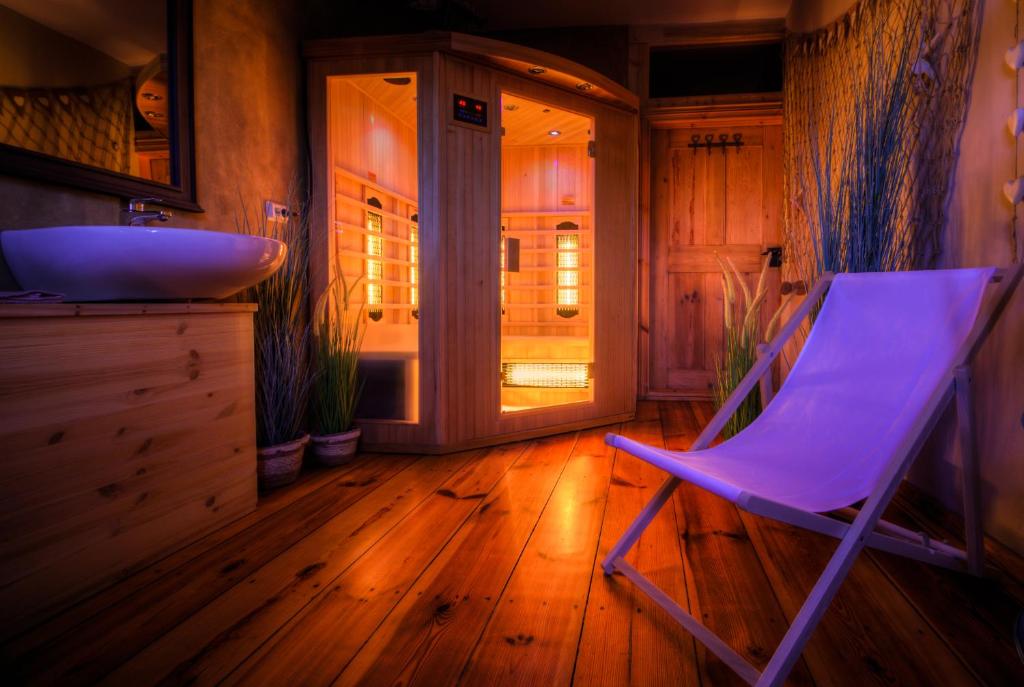 einen lila Stuhl im Bad mit Waschbecken in der Unterkunft Schmidtalien Schlemmen und Schlummern in Dommitzsch