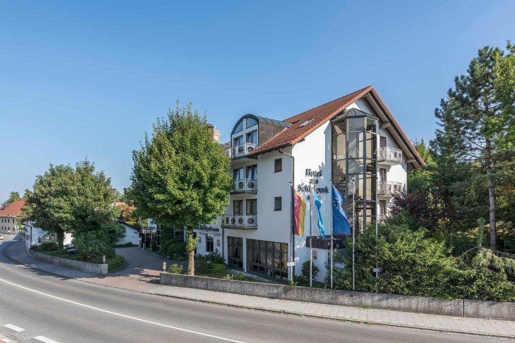 un edificio al lado de una carretera en Hotel am Schlosspark, en Ismaning