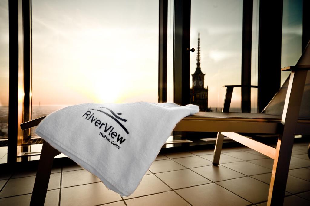 Postel nebo postele na pokoji v ubytování InterContinental Warszawa by IHG
