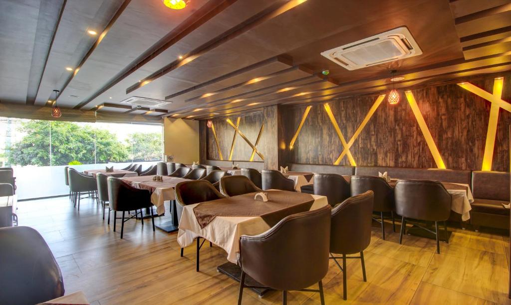 Posezení v ubytování Treebo Sampradaya Bistro, Mailasandra