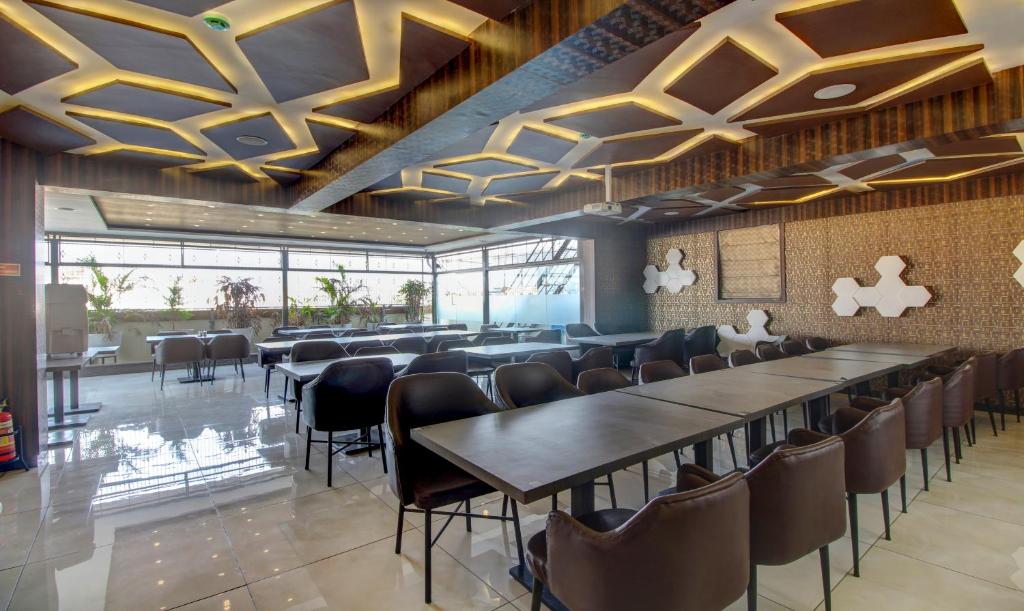 Restaurace v ubytování Treebo Sampradaya Bistro, Mailasandra
