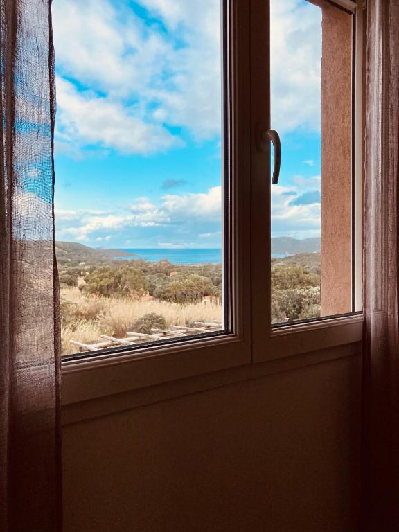 an open window with a view of the desert at Appartement Cemiliana in Bonifacio