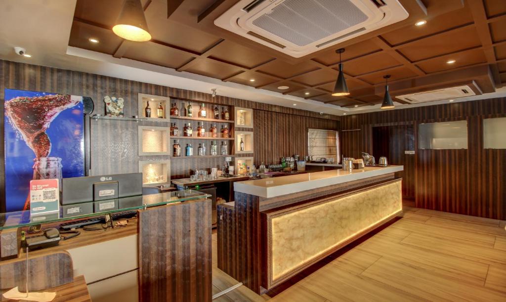 Lounge nebo bar v ubytování Treebo Sampradaya Bistro, Mailasandra