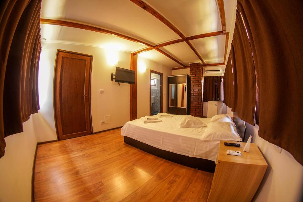una camera con letto e pavimento in legno di Lake View a Sarichioi