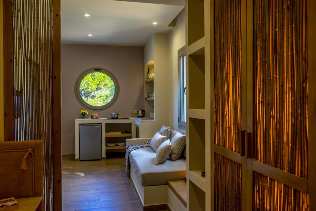 Uma cama ou camas num quarto em Forest Resort Suites Skiathos