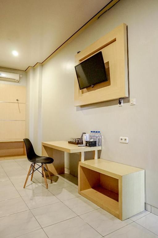 TV a/nebo společenská místnost v ubytování Airlangga Hotel