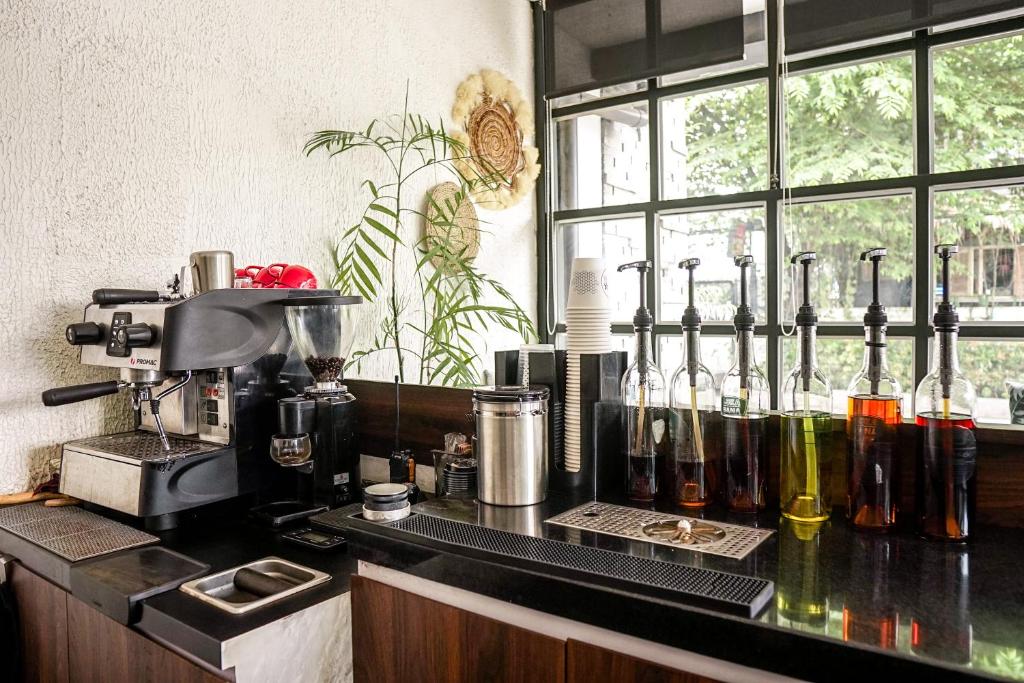 Příslušenství pro přípravu čaje a kávy v ubytování Airlangga Hotel
