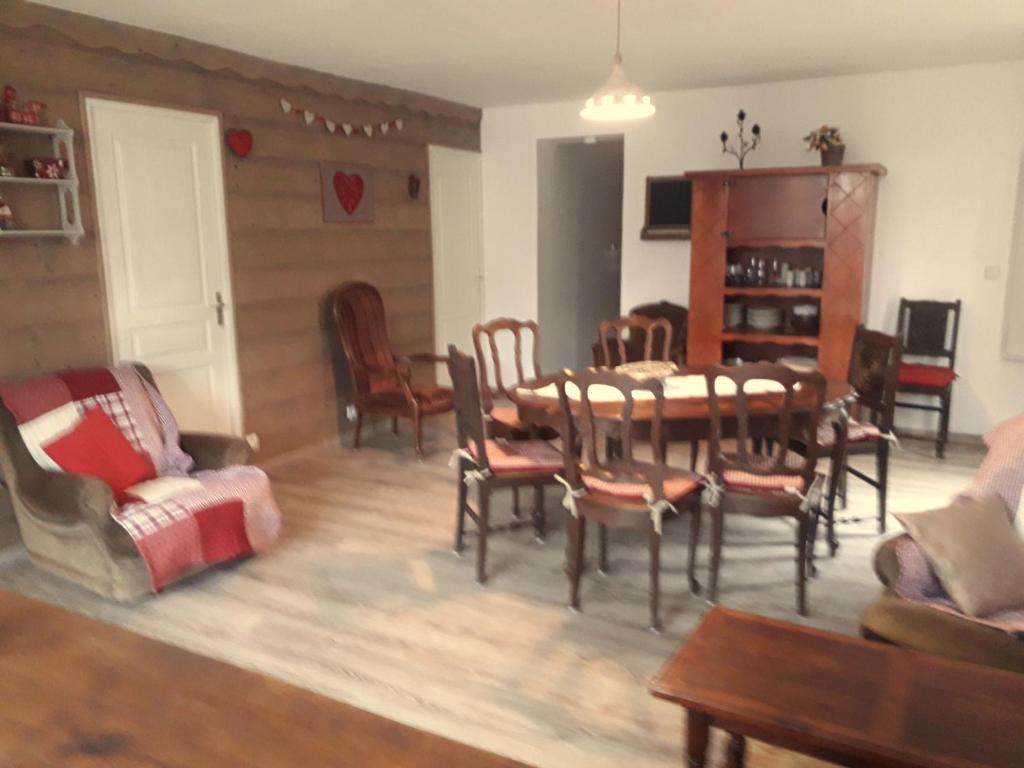 豐羅默奧代洛維亞的住宿－Marmottes，客厅设有餐桌和椅子