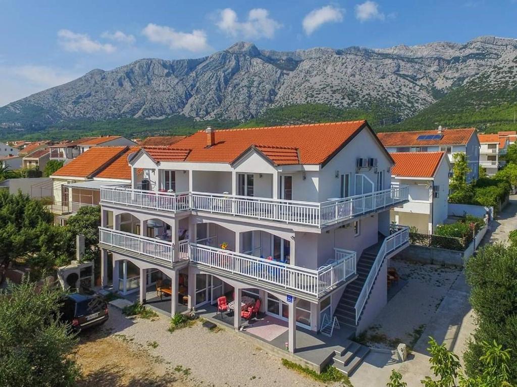 奧瑞比克的住宿－Villa Vrebac Badem on the Peljesac peninsula，享有高山房屋的空中景致