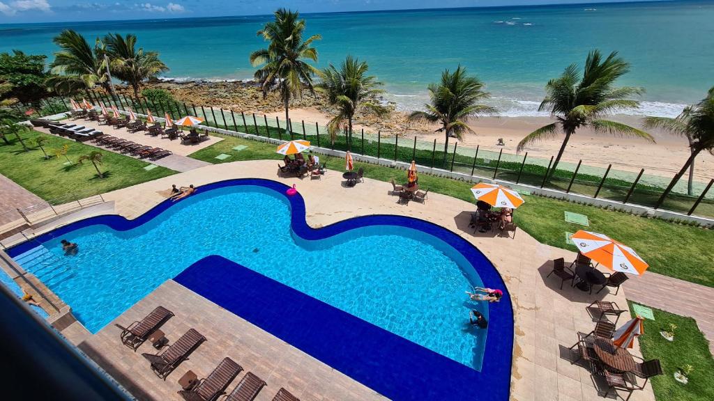 an overhead view of a swimming pool and the beach at Tabatinga Residence Flat beira Mar in Conde