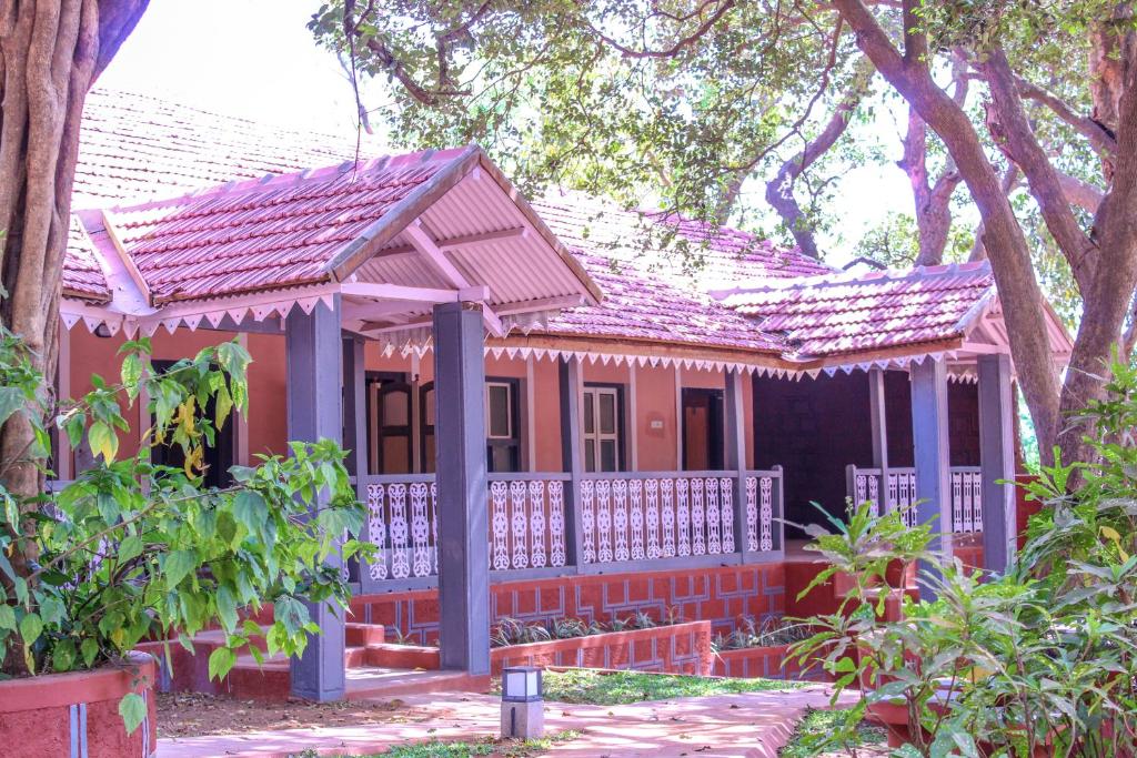una pequeña casa roja con techo rojo en The Byke Brightland Adventure Park & Resort en Bombay