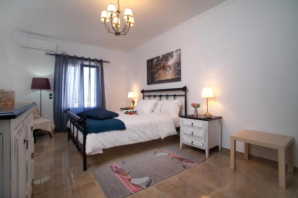 Postel nebo postele na pokoji v ubytování Sunrise Apartment Santorini