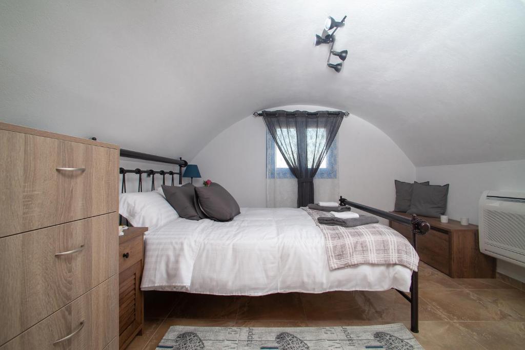 Postel nebo postele na pokoji v ubytování Sunrise Apartment Santorini