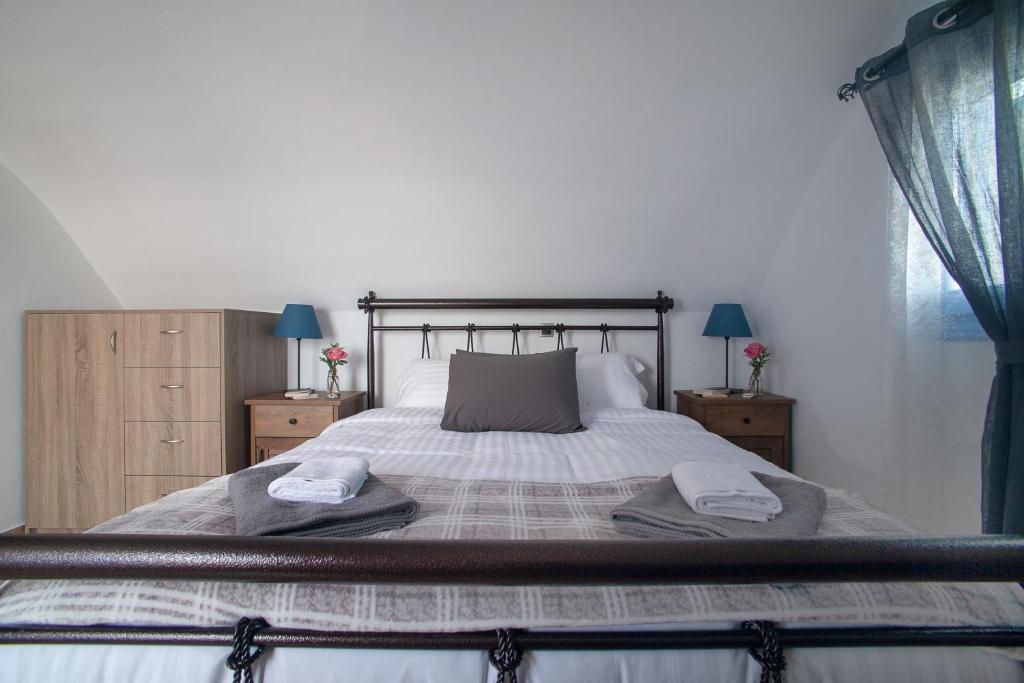 Postel nebo postele na pokoji v ubytování Sunrise Apartment Santorini