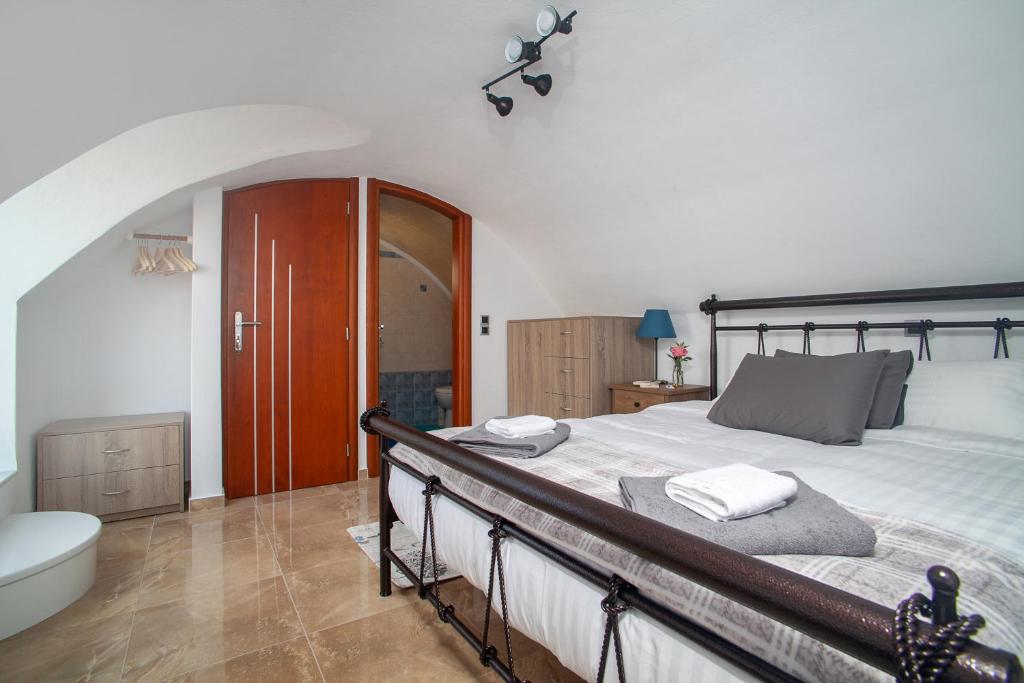 Postel nebo postele na pokoji v ubytování Sunrise Apartment Santorini