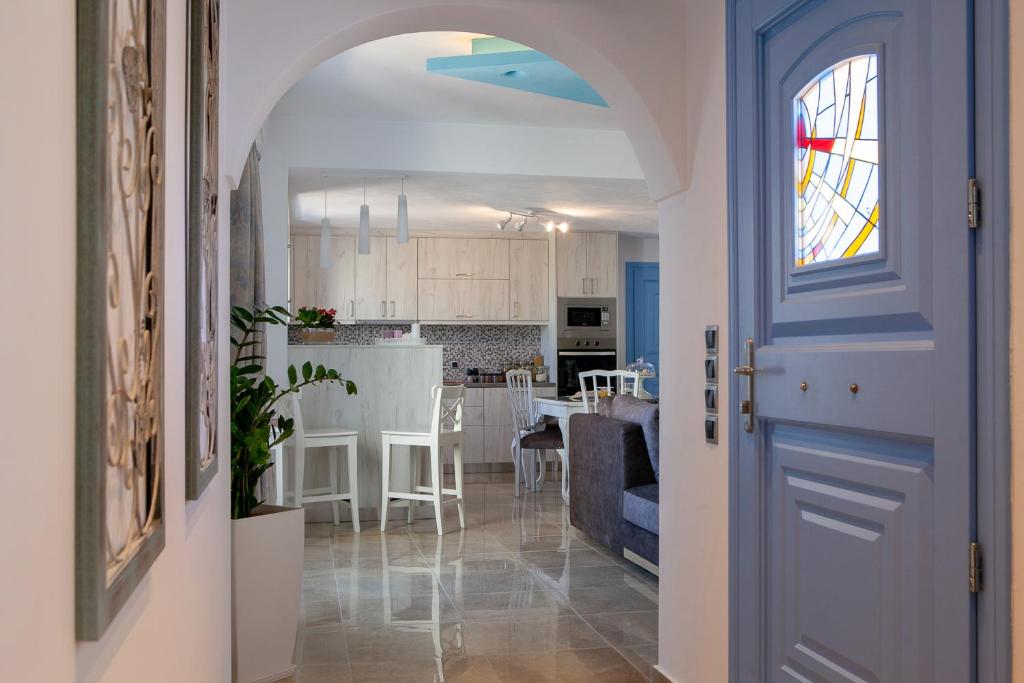 Kuchyň nebo kuchyňský kout v ubytování Sunrise Apartment Santorini