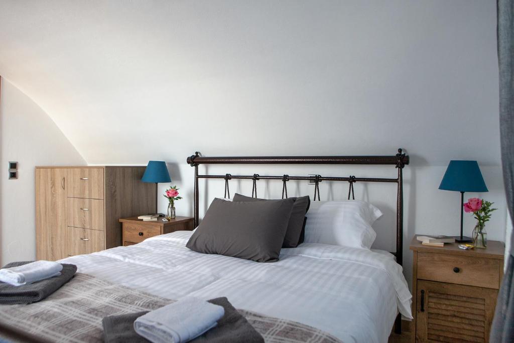 Postel nebo postele na pokoji v ubytování Sunrise Apartment Santorini