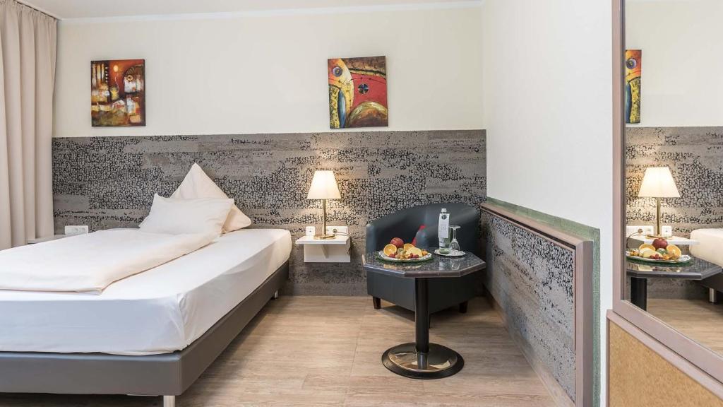 Postel nebo postele na pokoji v ubytování Hotel am Schlosspark