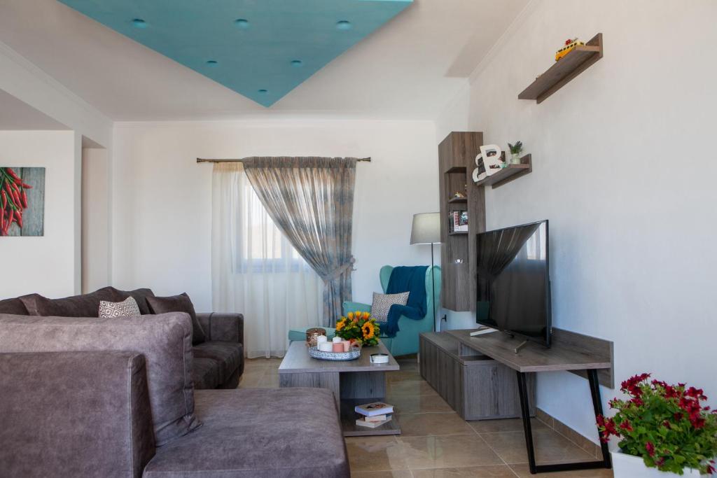 TV a/nebo společenská místnost v ubytování Sunrise Apartment Santorini