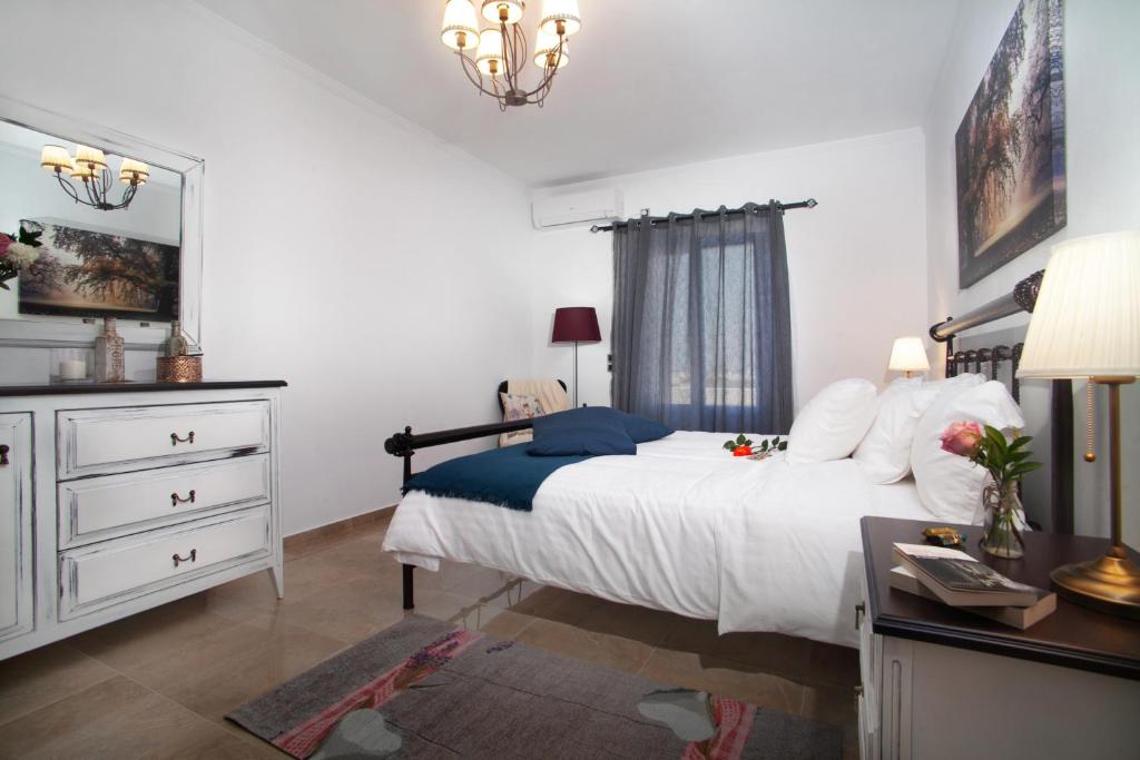 Postel nebo postele na pokoji v ubytování Sunrise Apartment Santorini