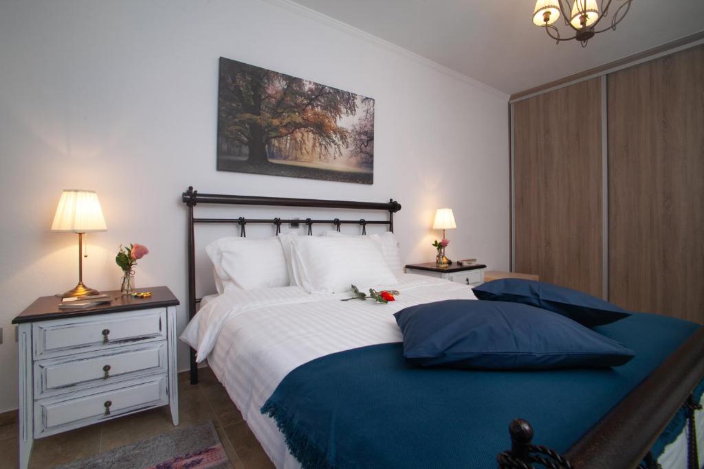 Postel nebo postele na pokoji v ubytování Sunrise Apartment Santorini