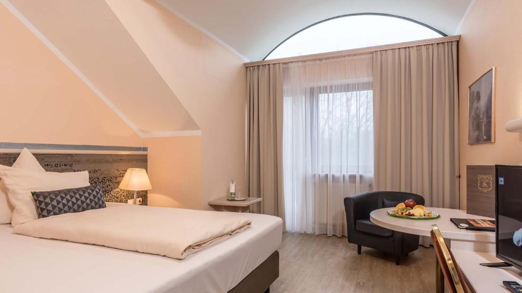 Postel nebo postele na pokoji v ubytování Hotel am Schlosspark