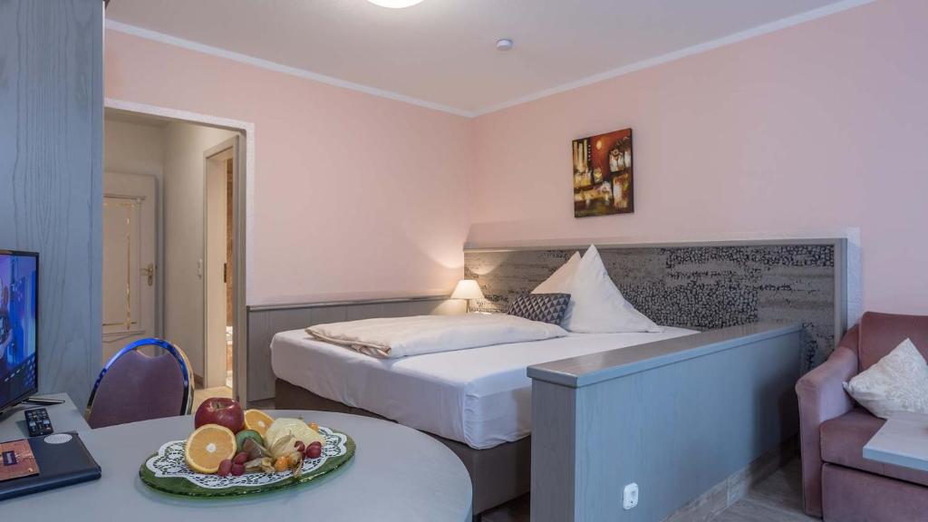 Postel nebo postele na pokoji v ubytování Hotel am Schlosspark