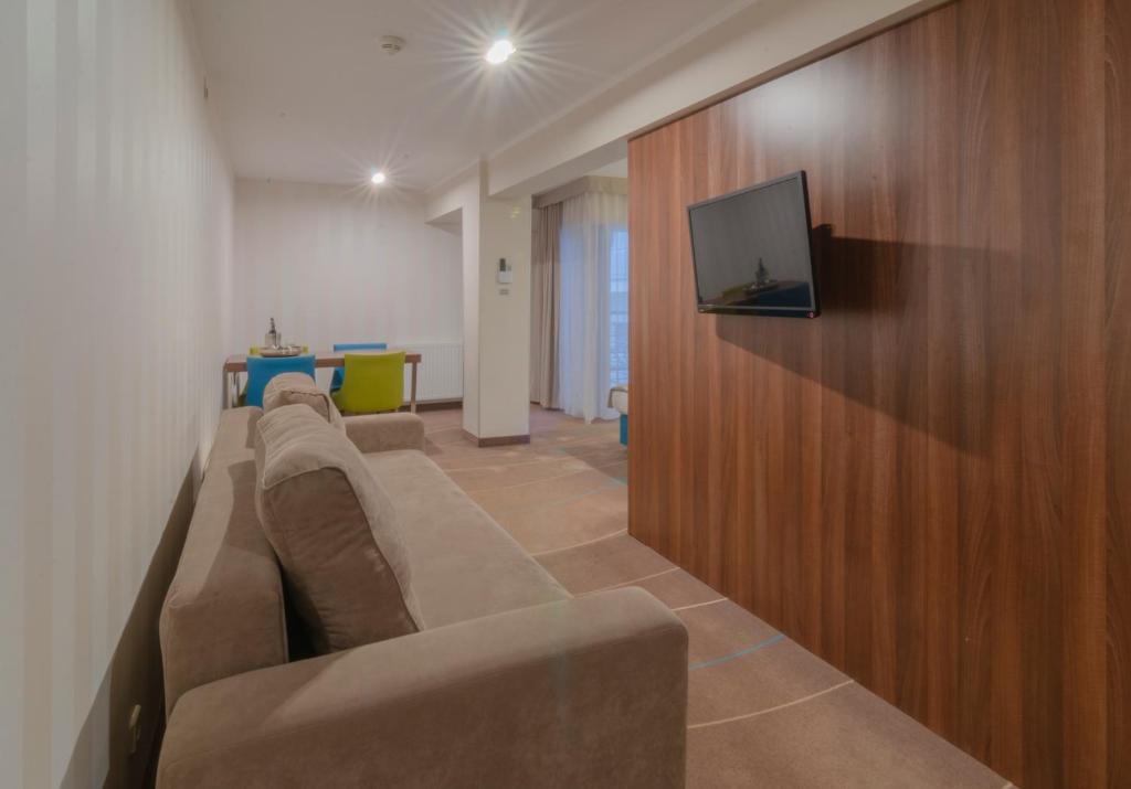 Televízia a/alebo spoločenská miestnosť v ubytovaní Holiday Home Aparthotel z balkonem przy plaży
