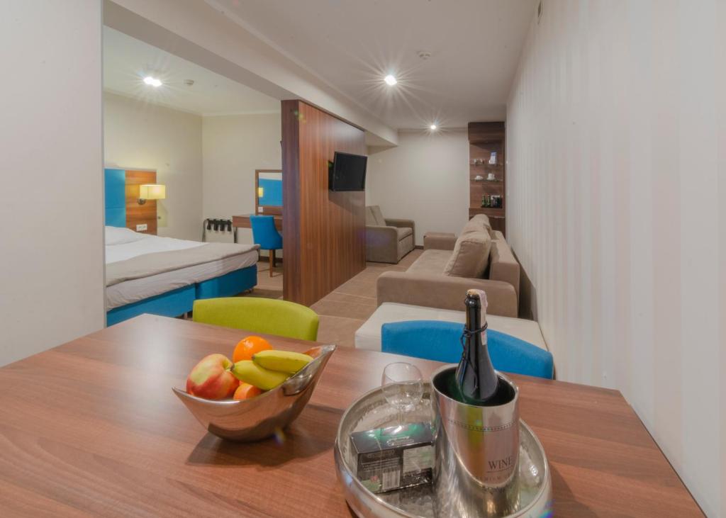 Televízia a/alebo spoločenská miestnosť v ubytovaní Holiday Home Aparthotel z balkonem przy plaży