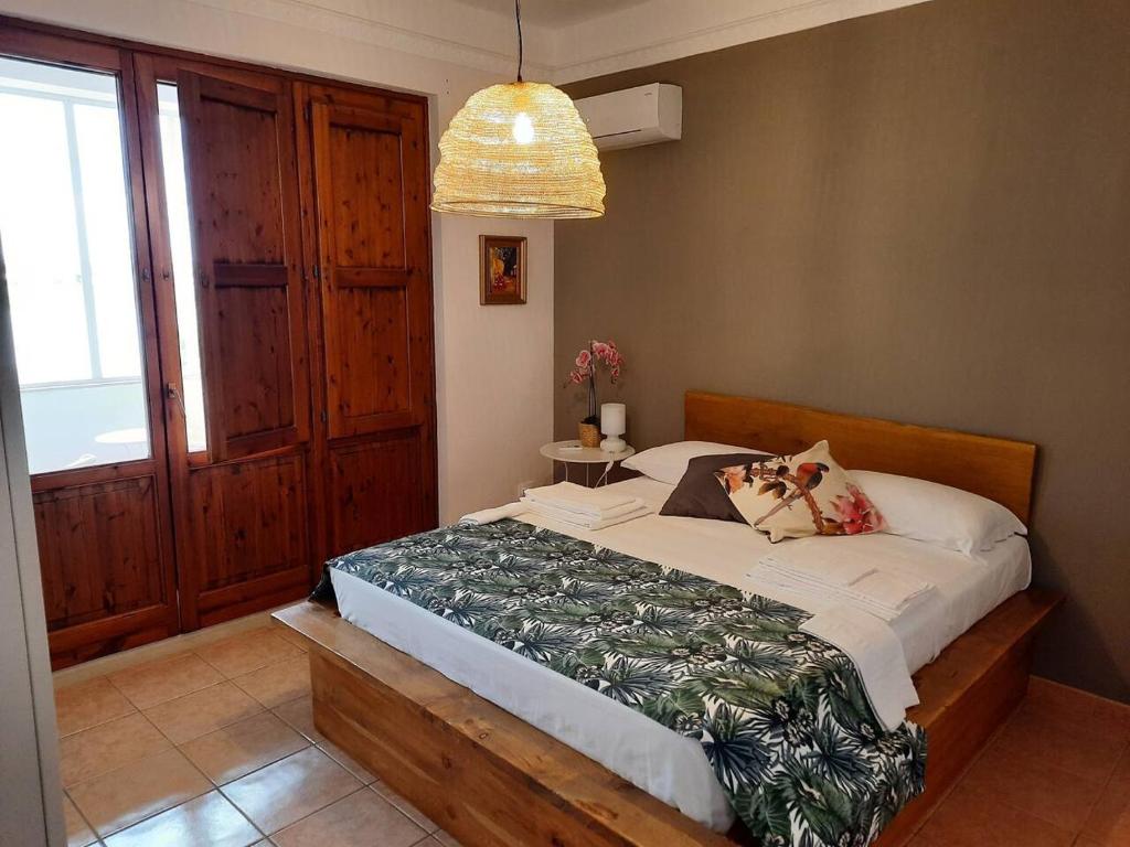 sypialnia z łóżkiem i lampką w obiekcie Aloha Marzamemi Rooms w mieście Marzamemi