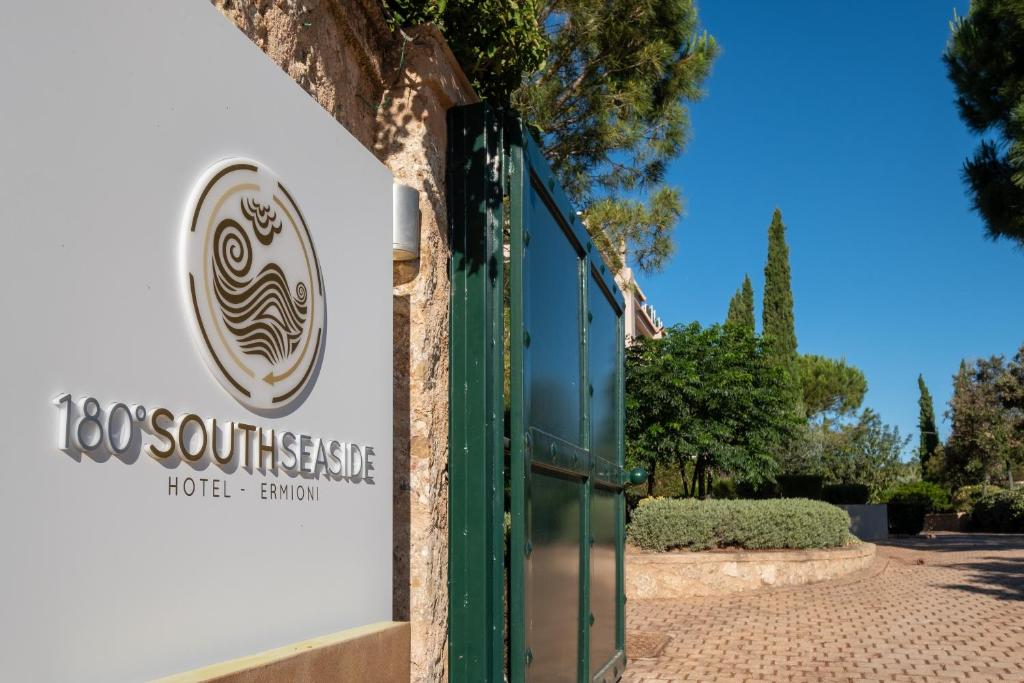 Certifikát, hodnocení, plakát nebo jiný dokument vystavený v ubytování 180 South Seaside Hotel