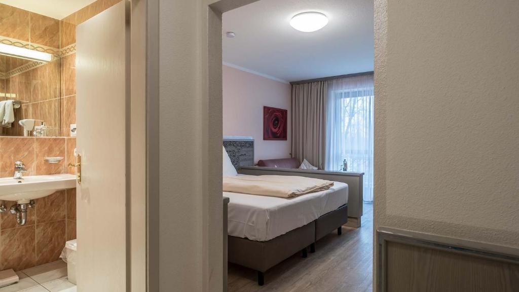 Postel nebo postele na pokoji v ubytování Hotel am Schlosspark