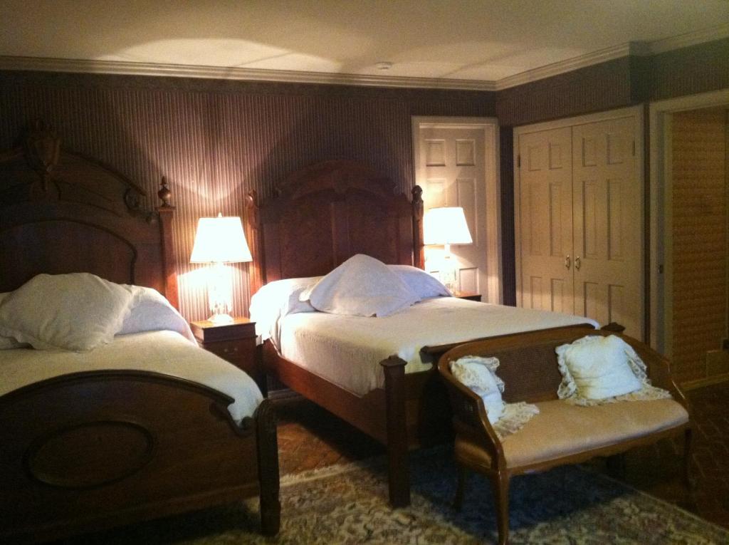 Corners Mansion Inn - A Bed and Breakfast - Vierpersoonskamer Met Uitzicht Op De Tuin