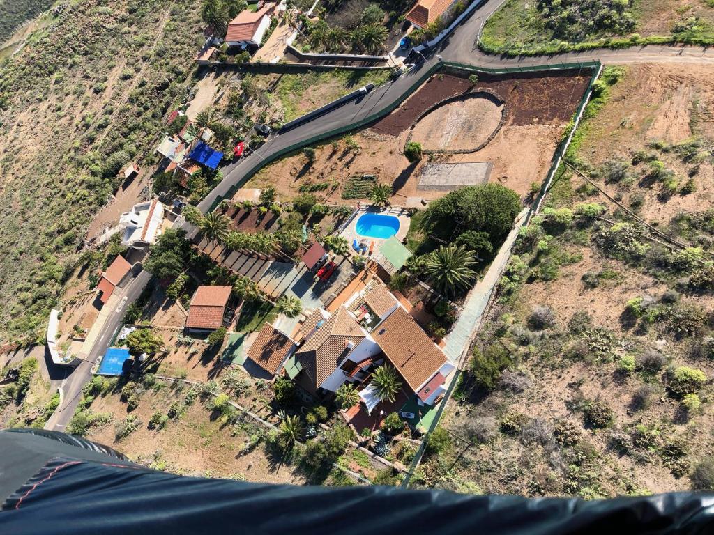 una vista aérea de una pequeña localidad con piscina en Casa La Era en Adeje