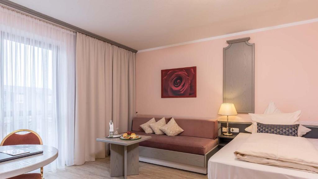 Postel nebo postele na pokoji v ubytování Hotel am Schlosspark