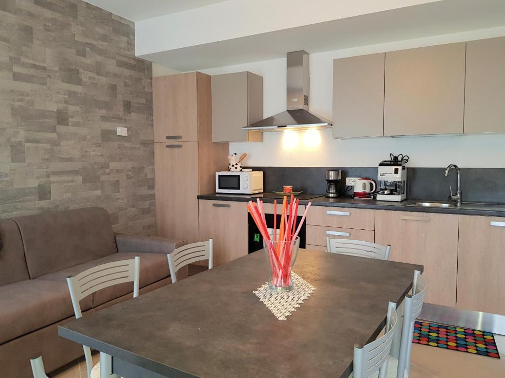 A kitchen or kitchenette at Casa La Pief 1 Giallo by Gardadomusmea