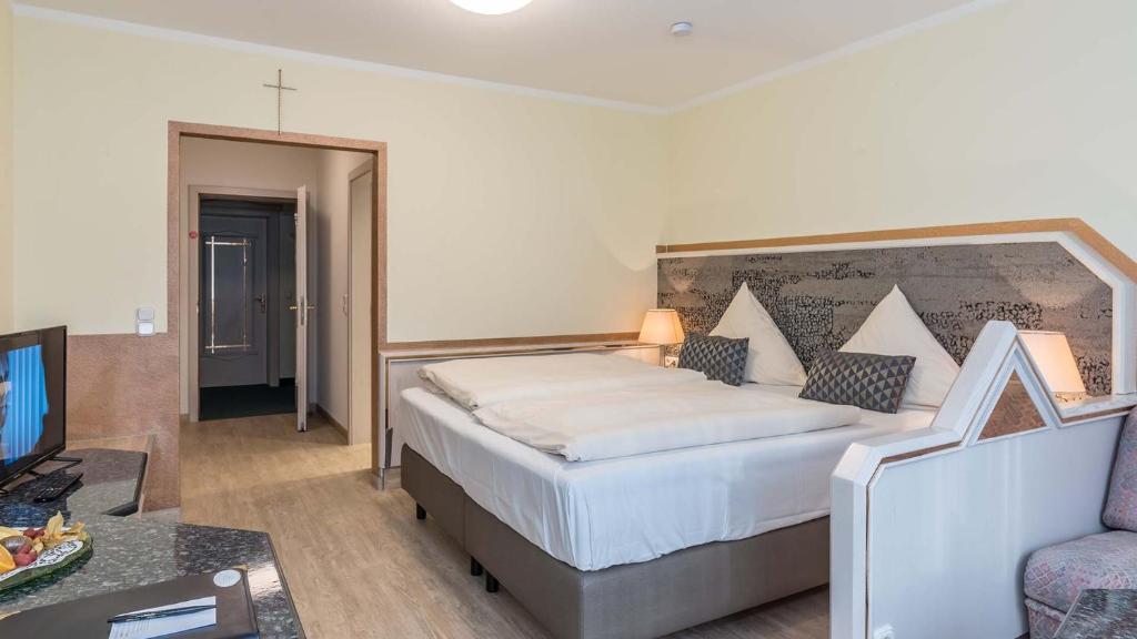 Postel nebo postele na pokoji v ubytování Hotel am Schlosspark
