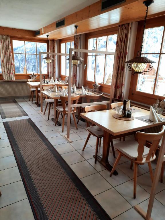 Restaurace v ubytování Hotel Restaurant Waldrand, Isenfluh