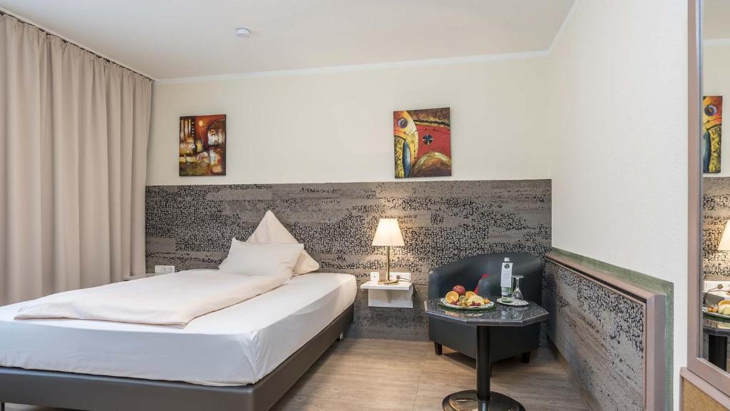 Postel nebo postele na pokoji v ubytování Hotel am Schlosspark