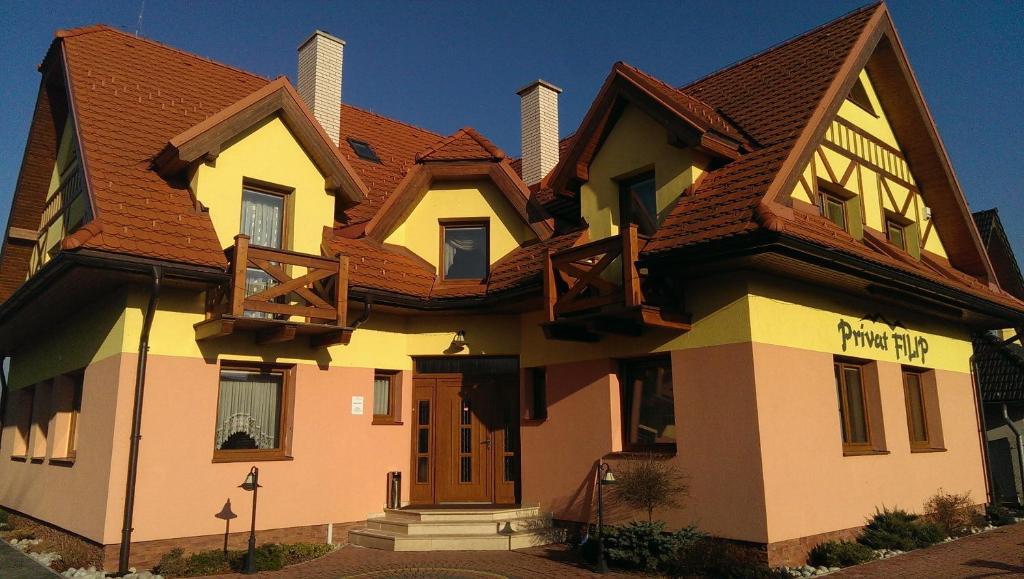 una grande casa con tetto marrone di Villa Filip a Veľká Lomnica
