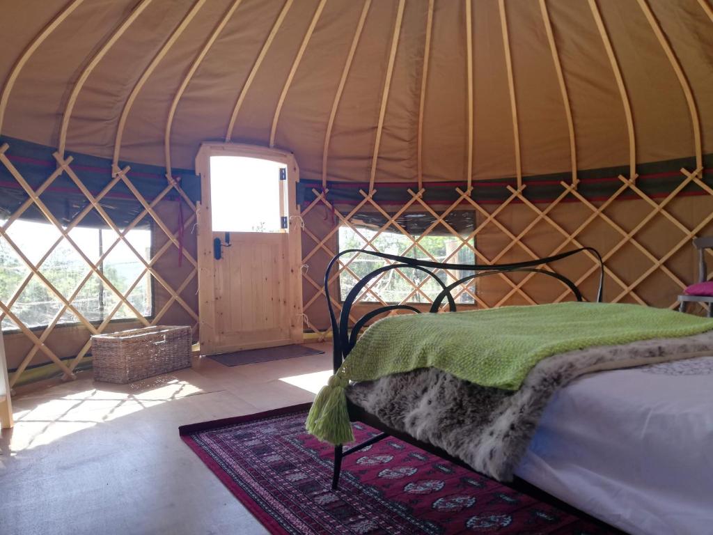 Postel nebo postele na pokoji v ubytování Looe Yurts