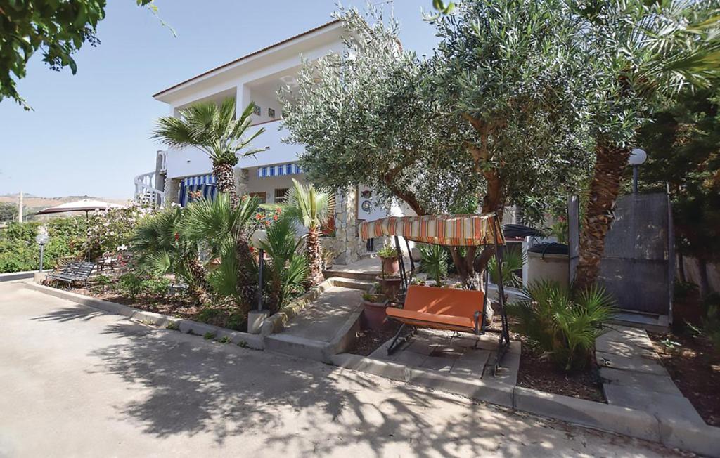 A garden outside Modern Apartment in San Giorgio Timpirussi, Sea View, 90 m²